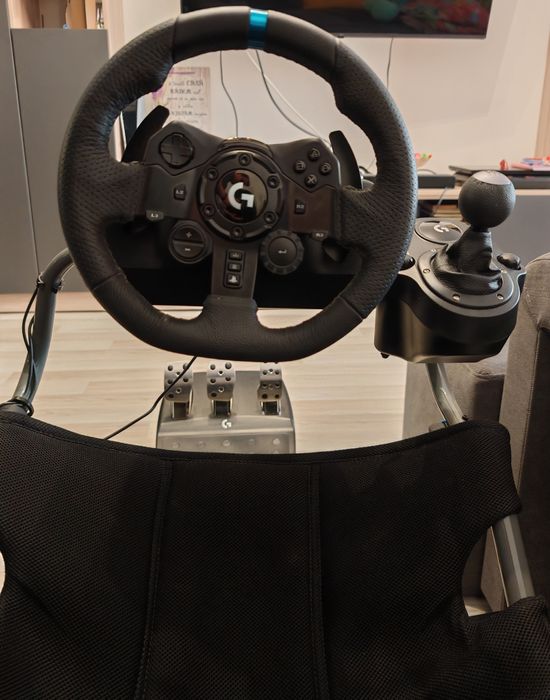 Logitech G923 + Logitech G Driving Force Shifter + Playseat Challenge