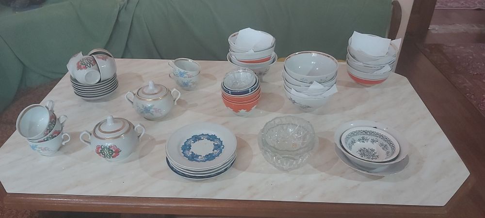 Продаётся много посуды.