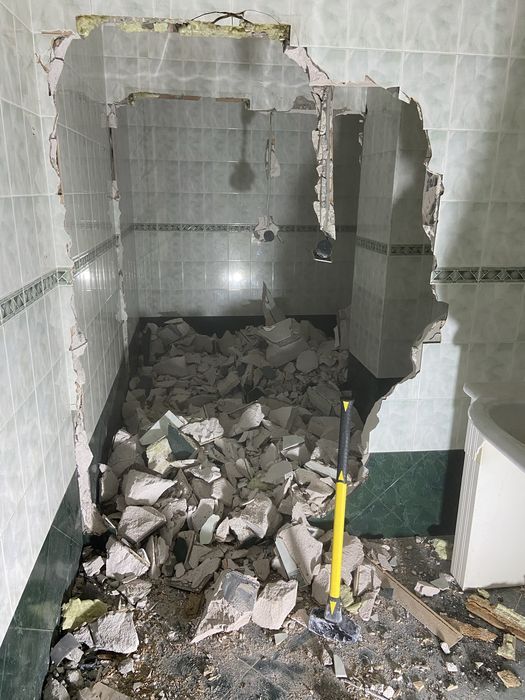 Къртене и извозване на строителни отпадъци. Кърти чисти извозва.