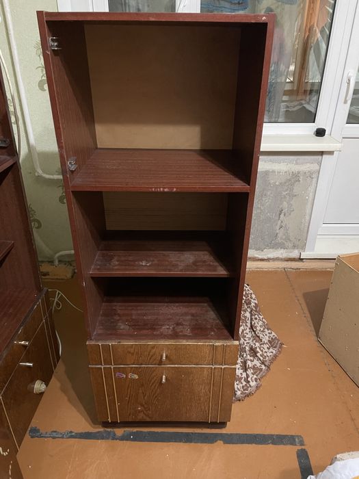 Отдам шкафы стол