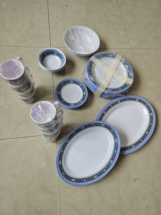 Продавам сервиз от здрава пластмаса .Удобен за пикник