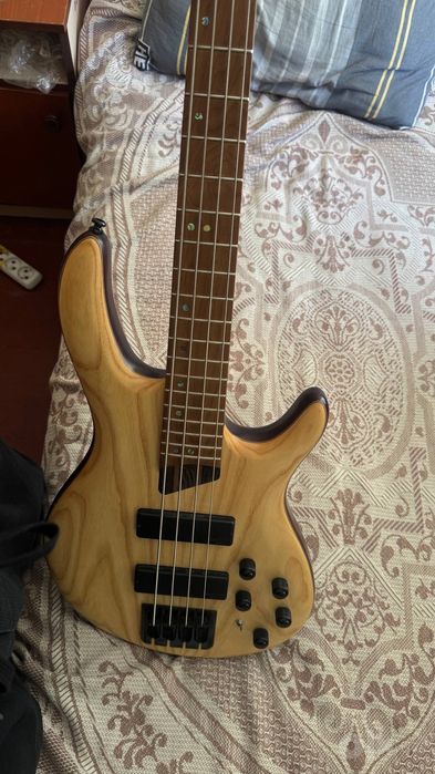 Bass guitar Cort