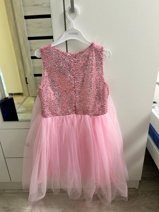 Продам нарядные платья для девочки