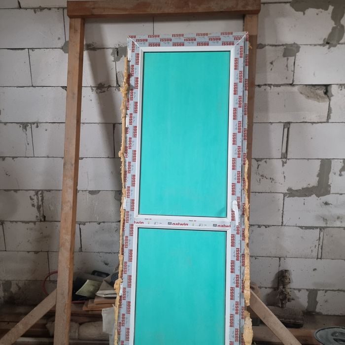 Пластиковая дверь