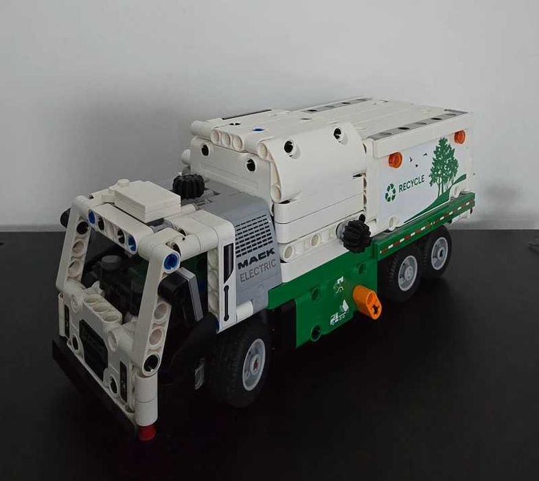Lego Technic - Mack LR Electric Garbage Truck (42167)