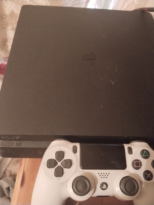 Продам PlayStation 4 в отличном состояние