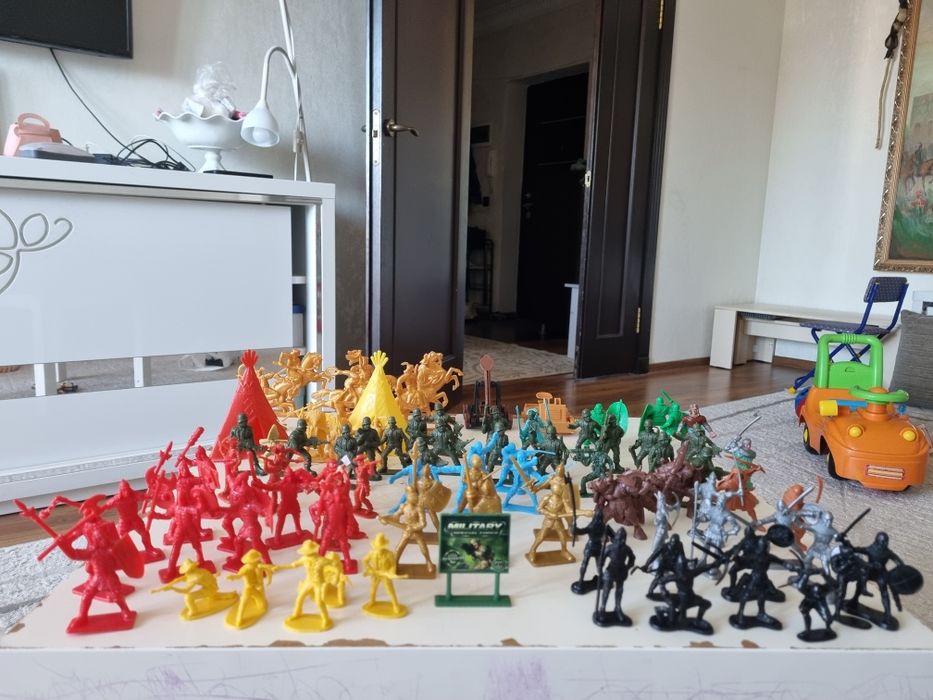 Детские игрушки - солдатики