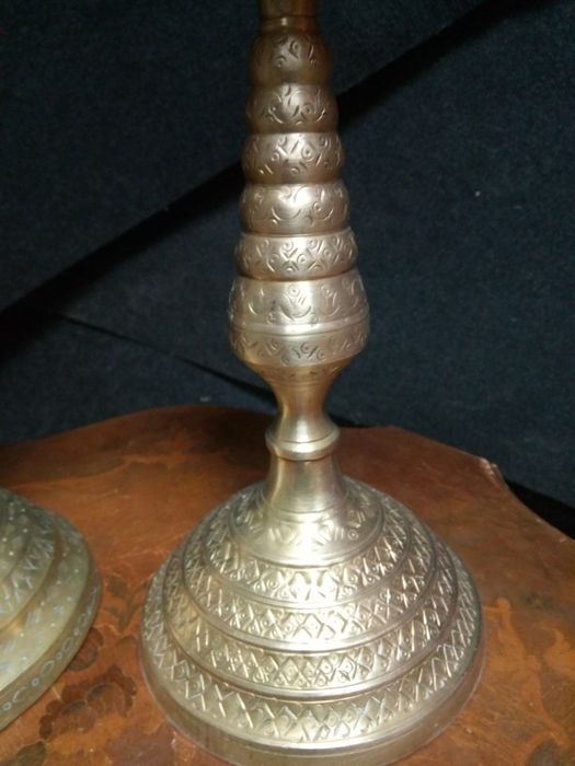Set de 2 impozante sfeșnice din bronz masiv gravate integral manual pi