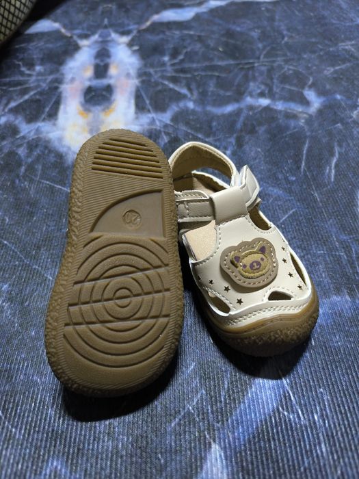 Продам сандали новые