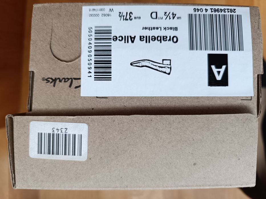 Черни обувки от естествена кожа Clarks