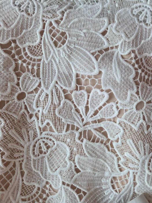 Бяла дантелена рокля М размер