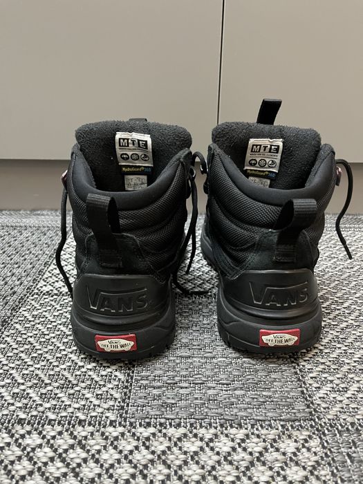 Продаю зимние ботинки Vans