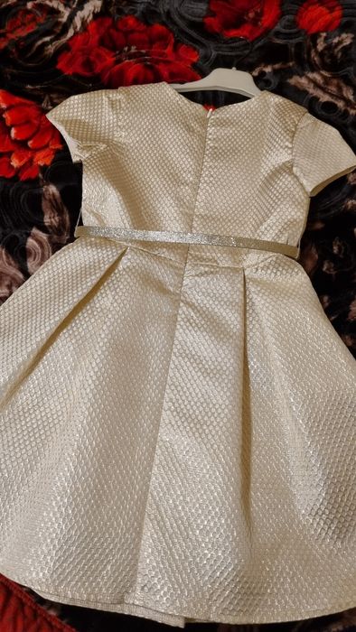 Продам нарядное платье для девочки