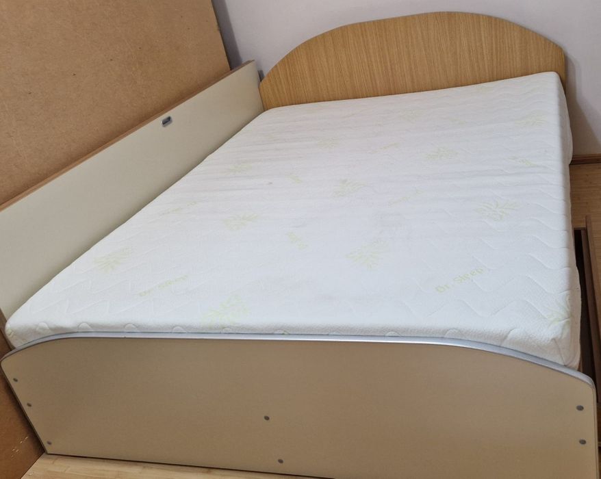 Pat dublu cu două  sertare în stare foarte bună din pal 160x200cm.