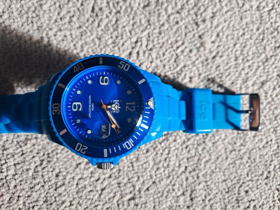 Хубав кварцов часовник