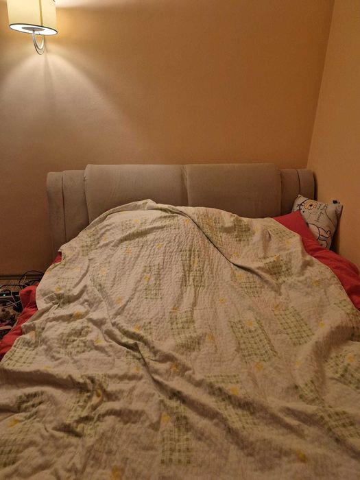 Pat dublu, suprafata de dormit 160x200 cm.