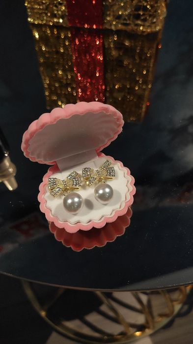 Подарочный вариант,сережки с жемчугом в ракушке