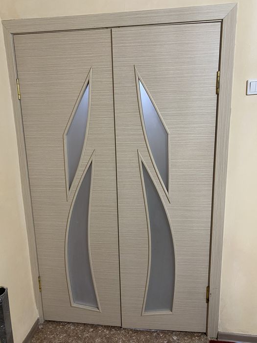 продам двери,кровать,люстру,шкаф
