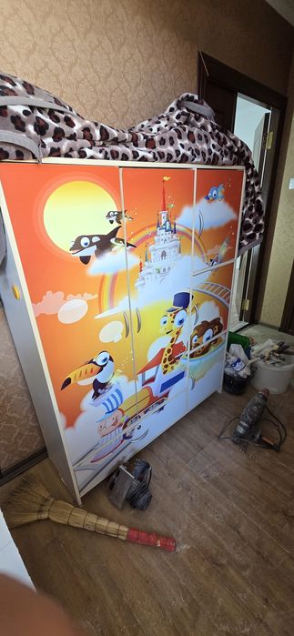 Детский трехсекционный шкаф с ярким принтом