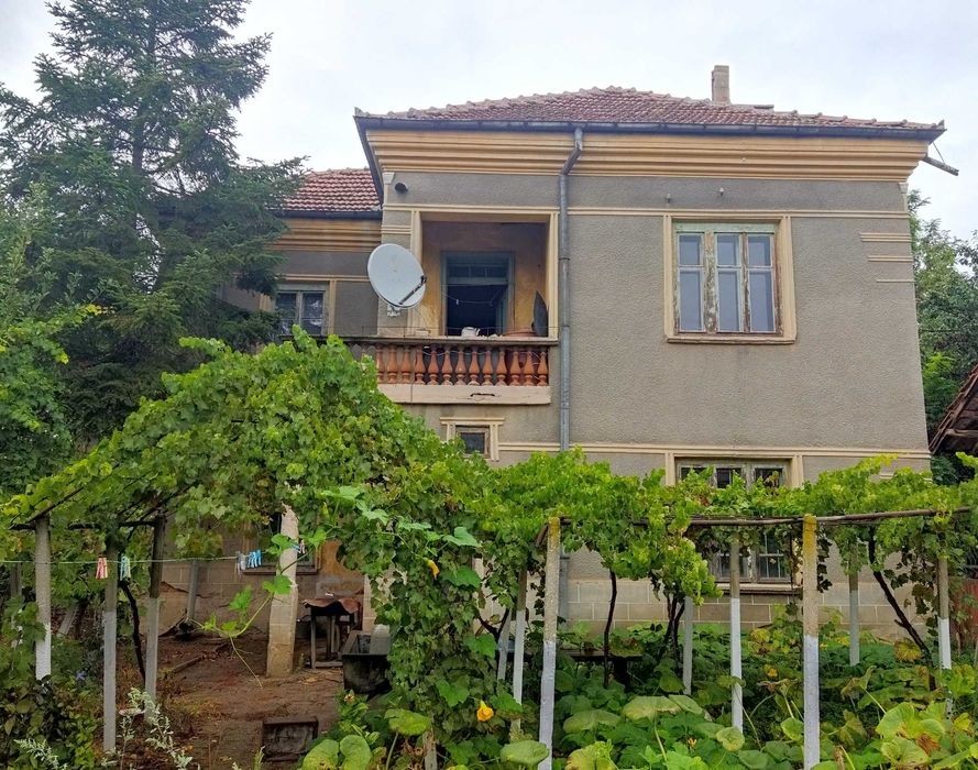 Тухлена къща в с. Златия, обл. Монтана