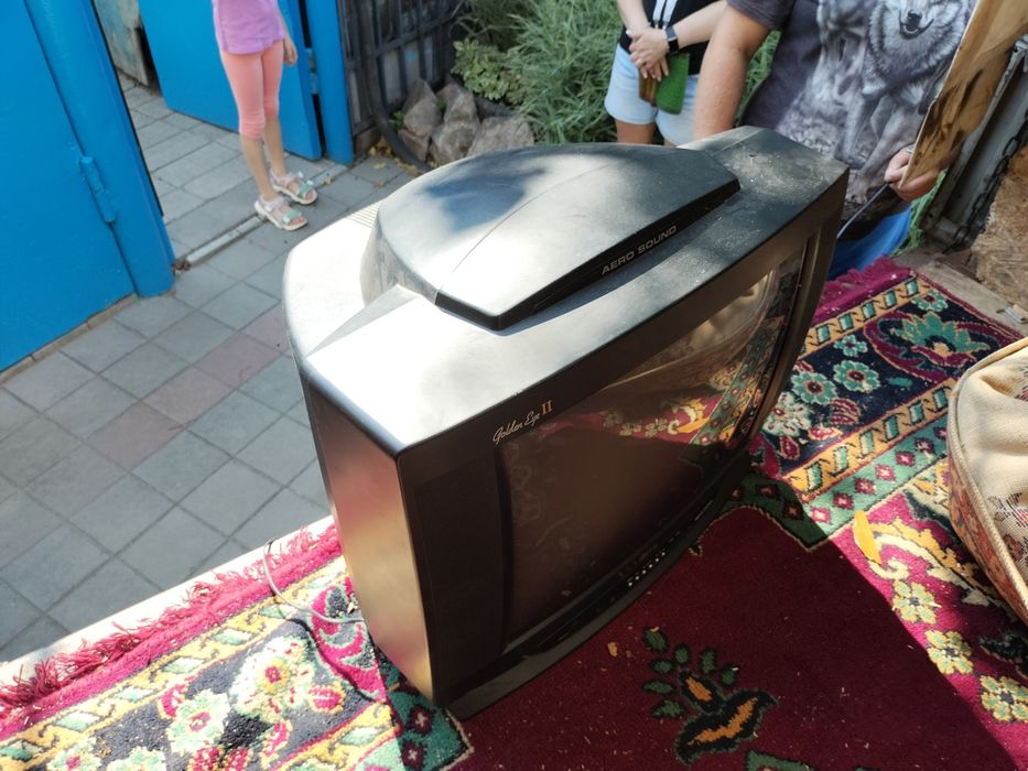 Тумба под телевизор и телевизор б.у.