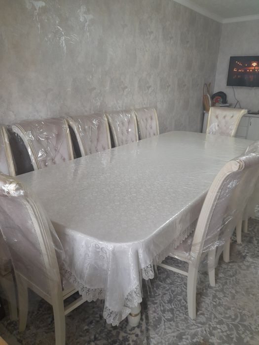 Стол и стул для гостей