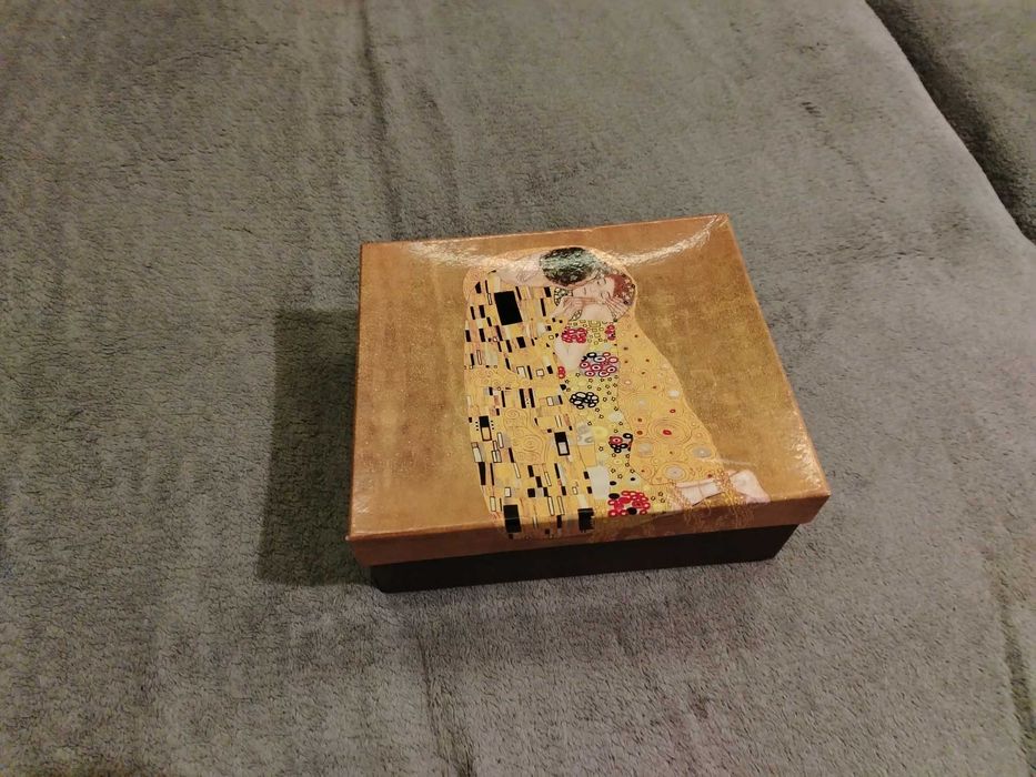 Комплект чаши за кафе ЦЕЛУВКАТА с чинийки и лъжички