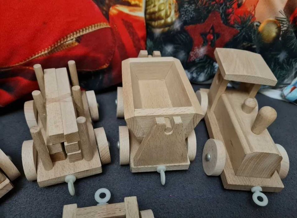Ръчно направено дървено влакче