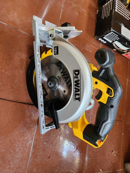Акумулаторен ръчен циркуляр DeWALT DCS391, 18 V,  без батерия и заряднo