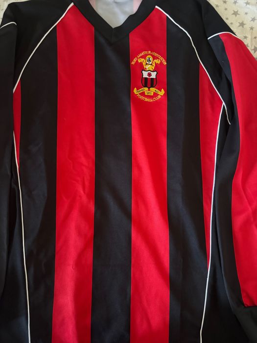 Различни спортни дрехи и екипи