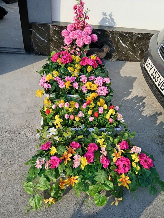 Декоративные растения искусственные цветы и деревья. Лоток с озеленени