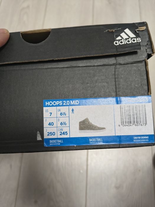 Vând adidași adidas