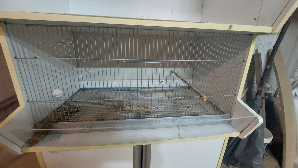 Dulap pentru păsări cu protecție pentru mizerie,