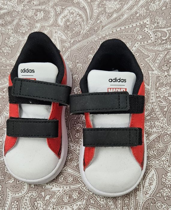 Детски маратонки adidas marvel