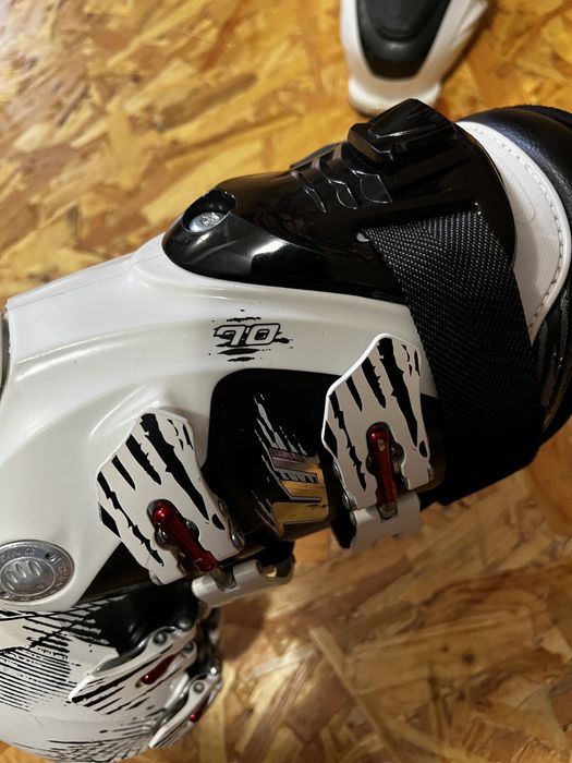 Clapari schi Atomic 26-26,5