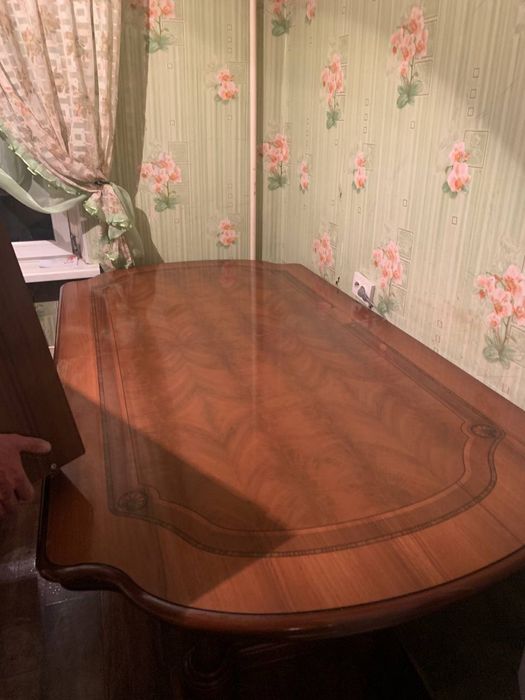 Продам стол из дерева в гостиную комнату!
