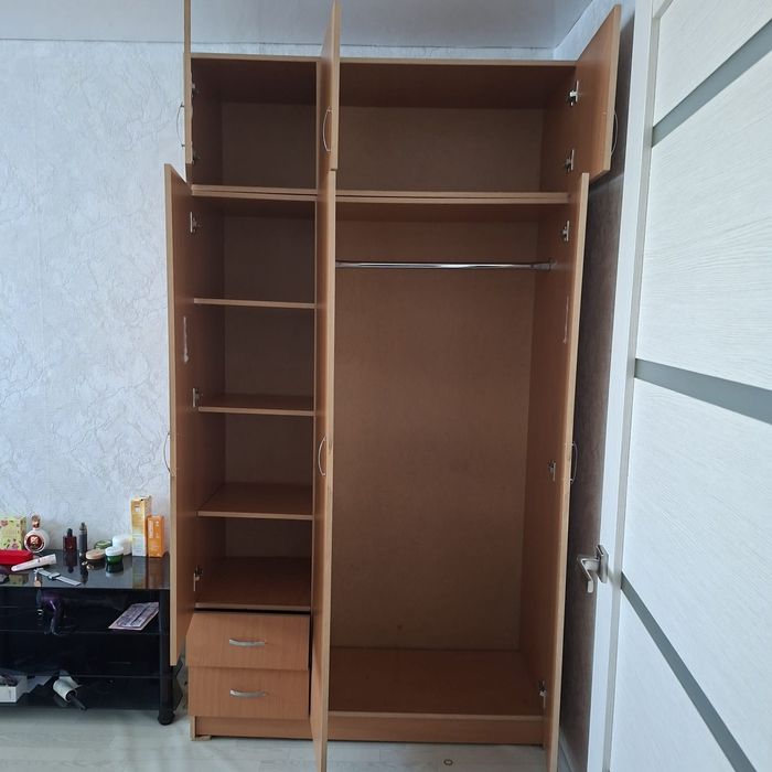 Шкаф в комнату с дверями