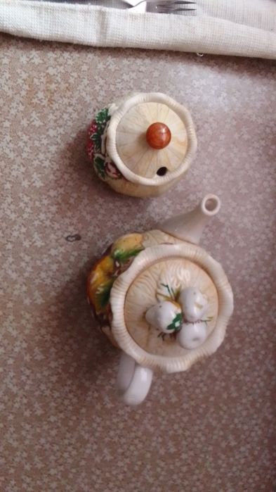 Чайник с сахарницей, в хорошем состоянии.