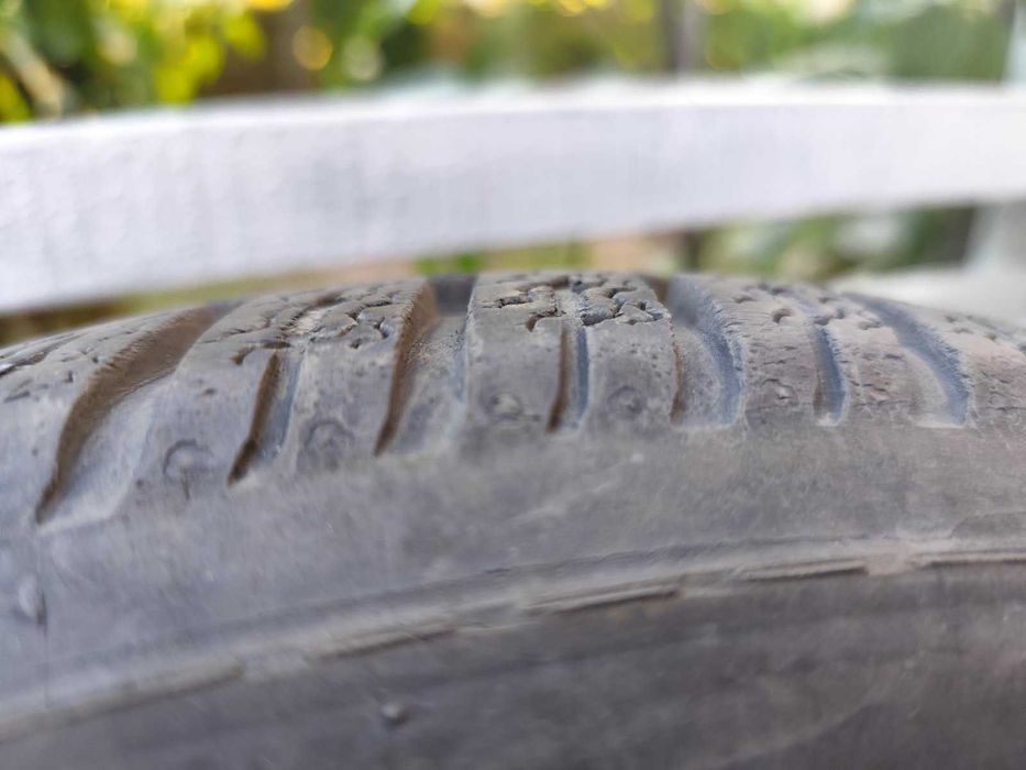 4 зимни гуми 175/65 R15 – 1 Michelin + 3 Dunlop. Продават се заедно.
