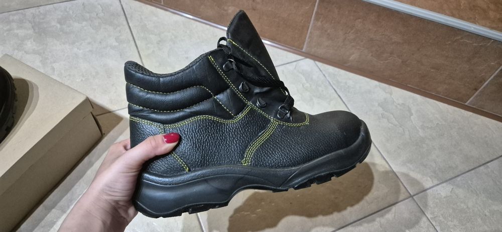 Bocanci de lucru negrii ,marimea 43