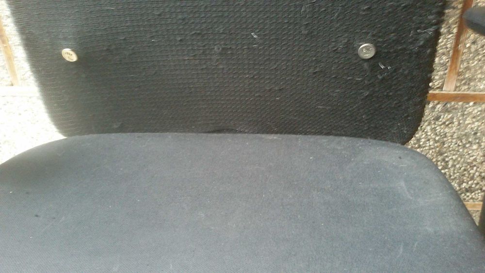 Офис стол Interstuhl със забележки по тапицерията