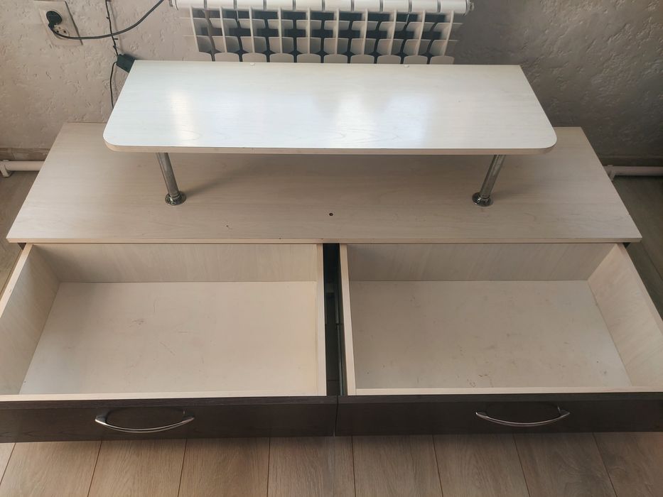 Полка под телевизор.