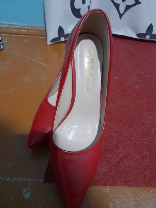 Qizil kuylak holati yaxshi uzun sharfi ham bor tufli  38 razmerda