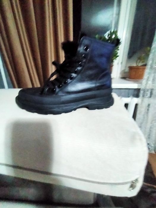 Продам фирменные ботинки