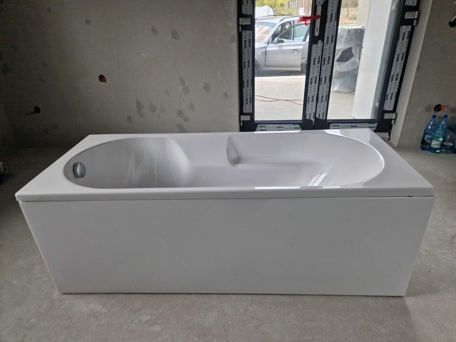 Cada noua baie Roca cu cotiera dimensiuni 1,70 x 70 cm.