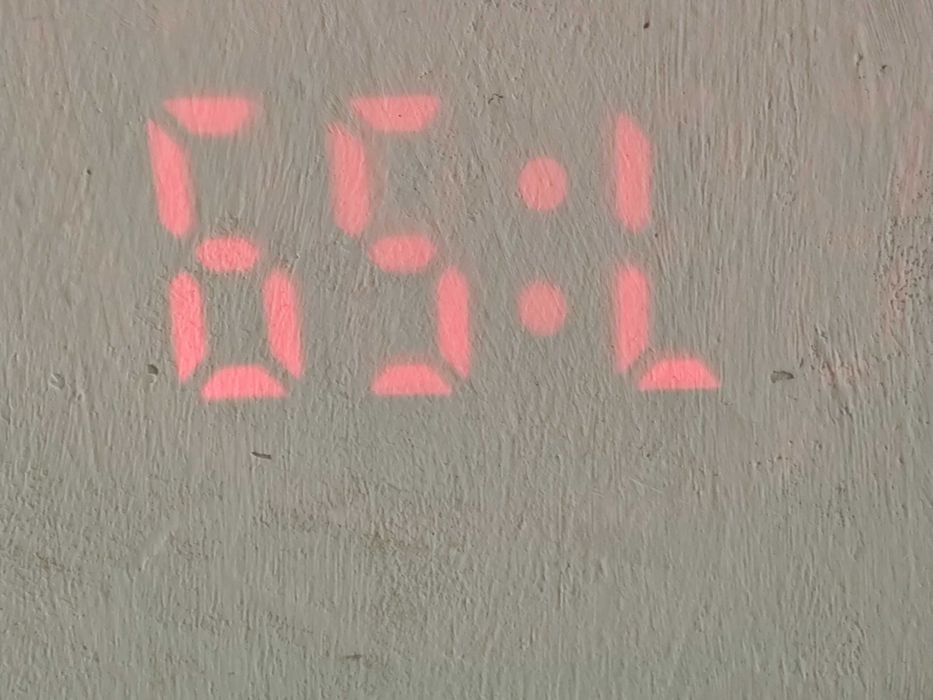 Часовник прожектиращ на тавана часа