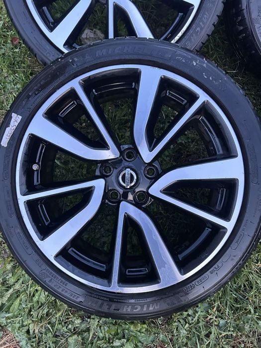 Оригинални джанти с гуми Nissan 19" 5x114,3
