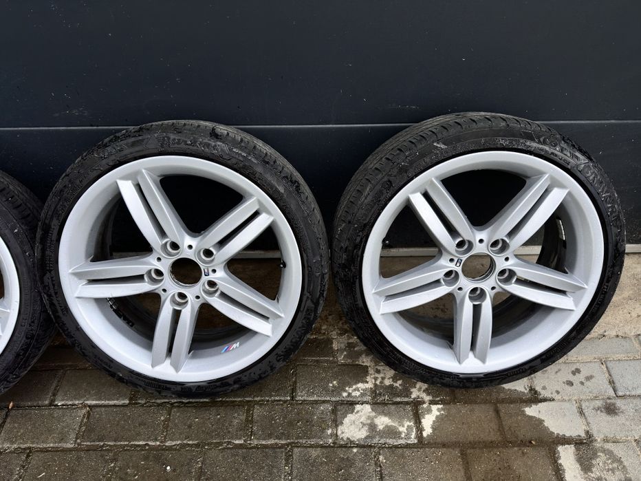 Jante BMW M-sport echipate cu anvelope de vară 215/40 pe față și 245/3