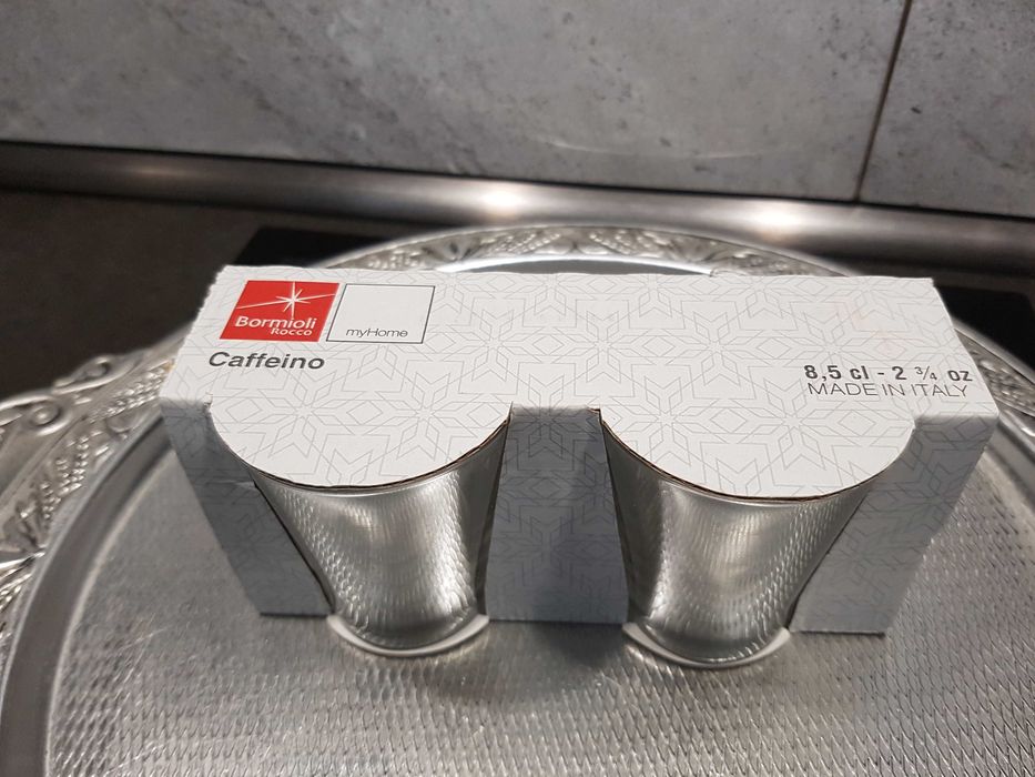 Стъклени чаши за вино, шампанско.