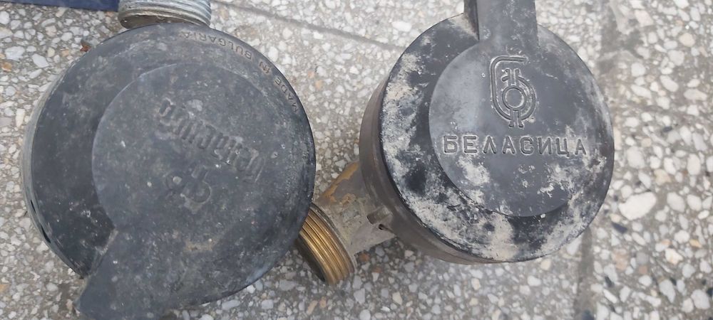 Продавам два броя стари работещи водомери